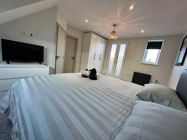 7 habitaciones, tabla de planchar con plancha, wifi y ropa de cama 