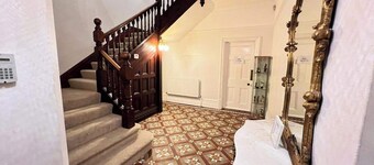 House-Sleeps10-HotTub-Garden-Parking-10minToTown