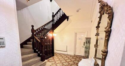 House-Sleeps10-HotTub-Garden-Parking-10minToTown