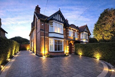 House-Sleeps10-HotTub-Garden-Parking-10minToTown