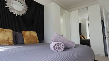 5 bedrooms, iron/ironing board, WiFi, bed sheets