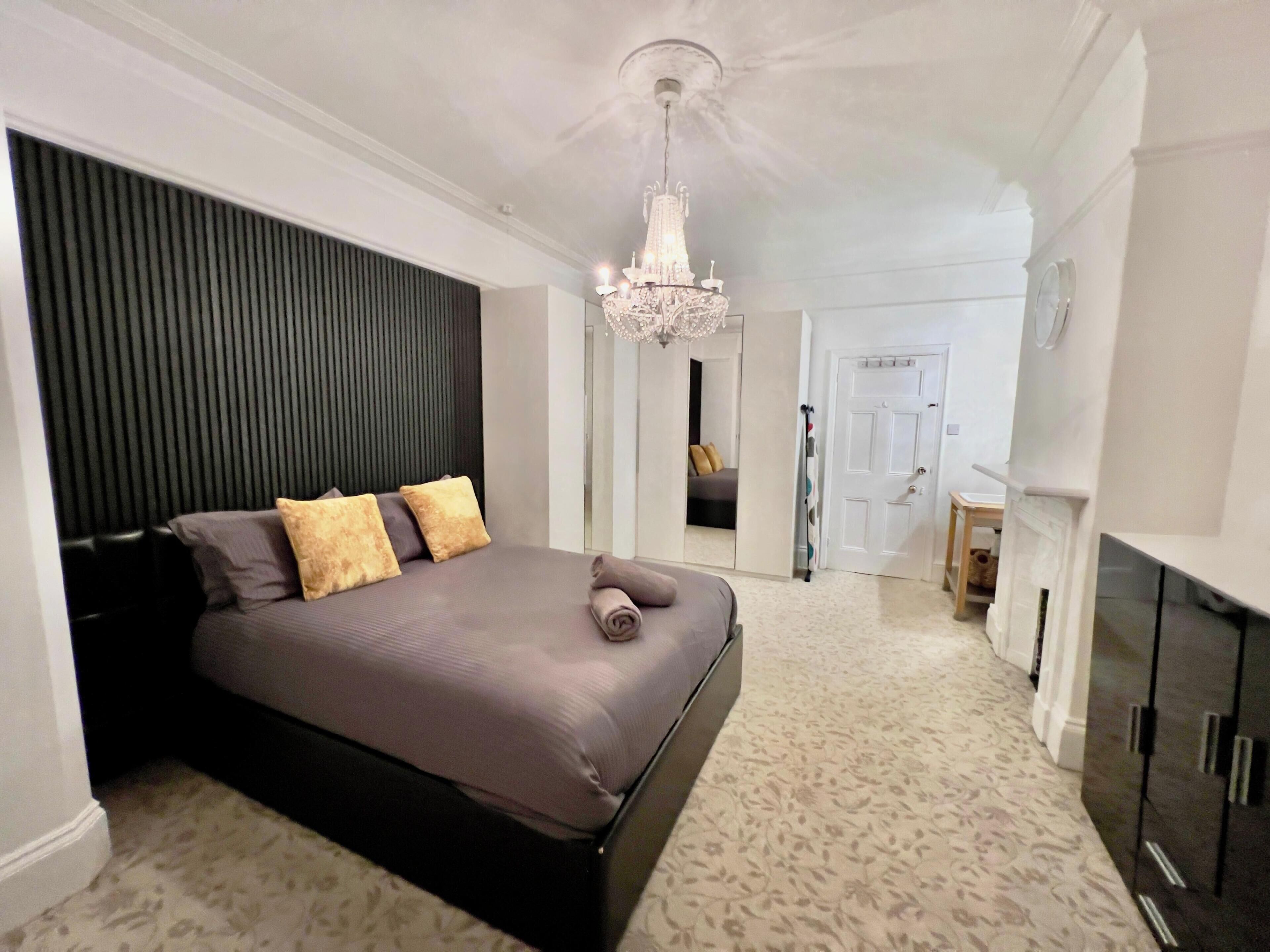 5 bedrooms, WiFi, bed sheets