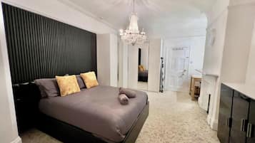 5 bedrooms, WiFi, bed sheets