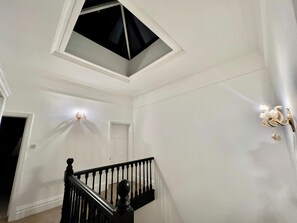 Interior - House-Sleeps10-HotTub-Garden-Parking-10minToTown (Burton-on-Trent)