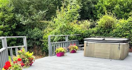 HotTub-Garden-Parking-Sleeps10-10minToTown