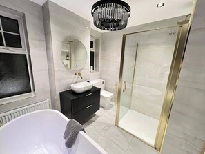 Shower, hair dryer, towels - House-Sleeps10-HotTub-Garden-Parking-10minToTown (Burton-on-Trent)