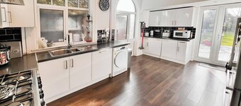 House-Sleeps10-HotTub-Garden-Parking-10minToTown