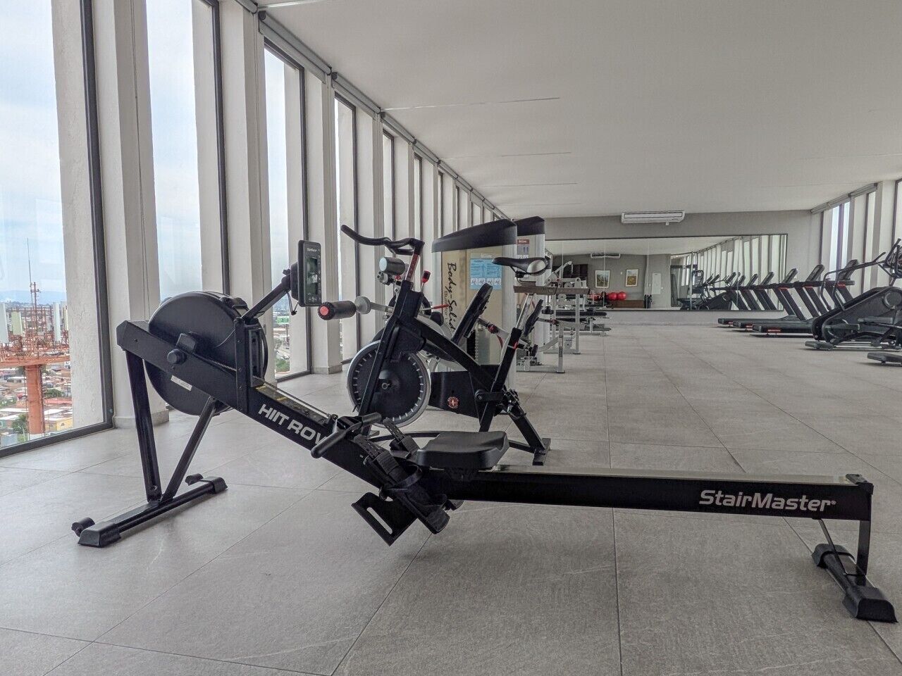Ein Fitnessraum mit Ergometer, Rudergerät und Laufbändern.