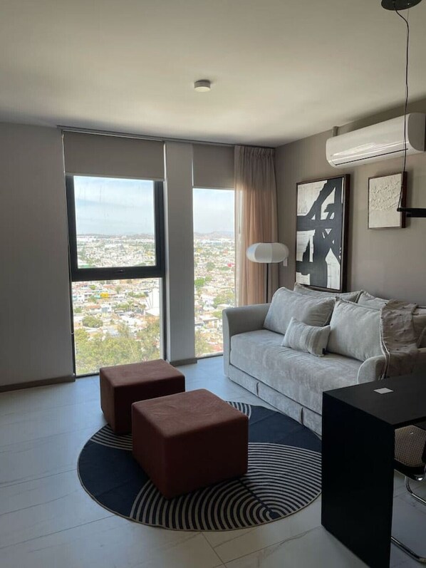 TV - Large Modern New Apartment Near Andares (Zapopan)