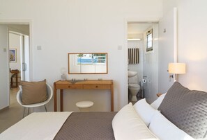 2 bedrooms, desk, iron/ironing board, internet