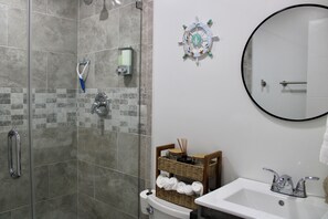 Haartrockner, Handtücher, Seife, Toilettenpapier