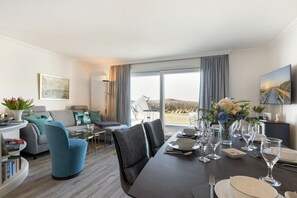 Een televisie en een stereo