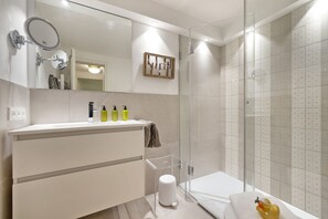 Shower, hair dryer, towels, soap - An der Seedüne, App. Carpe diem - "Relax in our vacation apartment at (Unknown)