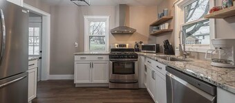 Charming 3-bedroom house with WiFi, AC in amazing Rockford