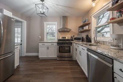 Charming 3-bedroom house with WiFi, AC in amazing Rockford