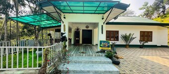 Luxurious 6-bedroom resort with WiFi, AC in charming Algama