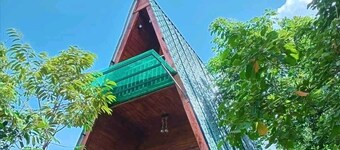 Luxurious 6-bedroom resort with WiFi, AC in charming Algama