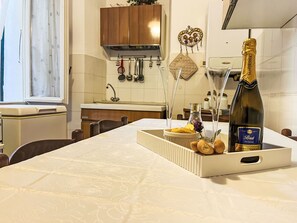 Refrigerador, microondas, horno y utensilios de cocina