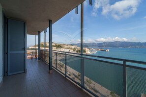 A balcony with a view of a coastal town and mountains. - Appartamento Skyline - Goelba (Portoferraio)