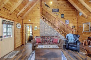 Fernseher, Kamin, Bücher, Stereoanlage