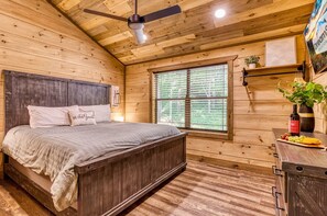 3 bedrooms, iron/ironing board, travel cot, WiFi - Title Smoky Mist Ridge – Hot Tub, Views, Game Loft | Gatlinburg Cabin Near Park (Gatlinburg)
