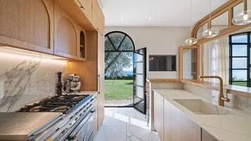 Réfrigérateur, four, lave-vaisselle