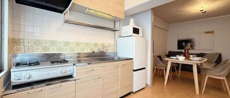 冰箱、微波炉、炉灶、厨具/餐具