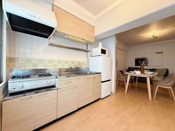 Fridge, microwave, stovetop, cookware/dishes/utensils