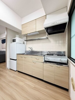 Fridge, microwave, stovetop, cookware/dishes/utensils