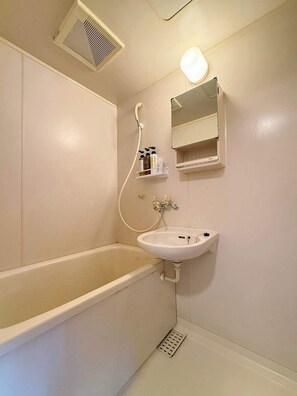 Douche, séchoir à cheveux, serviettes fournies