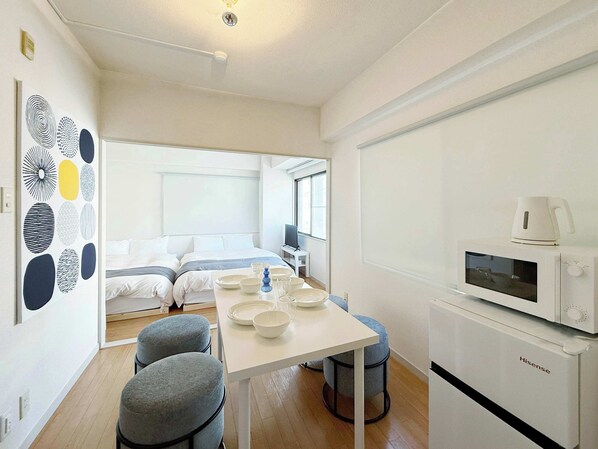 1 dormitorio, tabla de planchar con plancha, wifi y ropa de cama