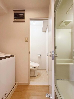 Ducha, secador de pelo y toallas