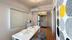 Een moderne keuken met witte kasten, een magnetron en een spoelbak.