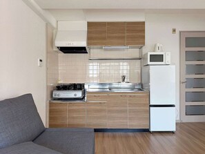 冷蔵庫、電子レンジ、コンロ、調理器具と食器