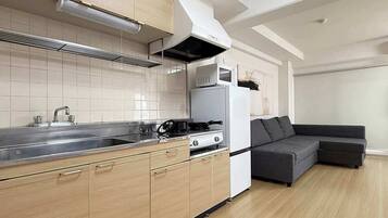 Refrigerador, microondas, placa de cocina, utensilios de cocina