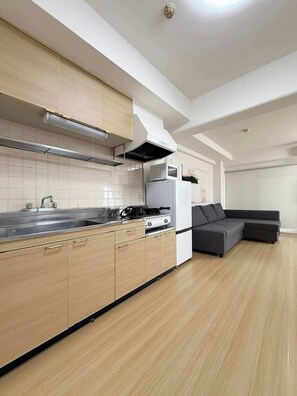 Fridge, microwave, stovetop, cookware/dishes/utensils