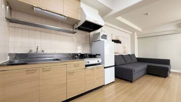 Køleskab, mikrobølgeovn, kogeplade, køkkentøj/tallerkener/redskaber