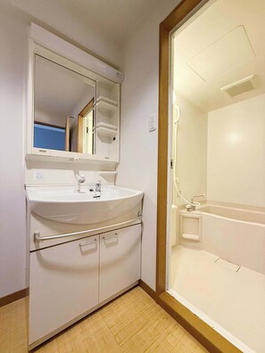 تجهيزات دش، مجففات شعر، مناشف