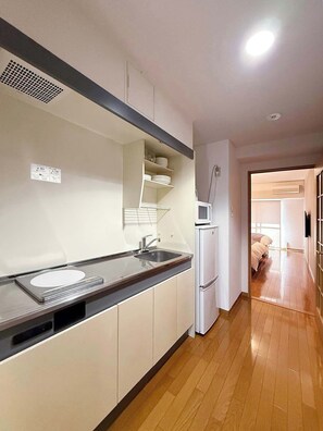 Réfrigérateur, micro-ondes, plaque de cuisson