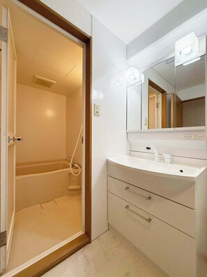 Shower, hair dryer, towels - Bright Riverside Studio | Walk to Peace Park (Hiroshima City)