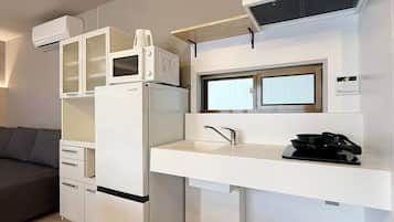 Fridge, microwave, stovetop, cookware/dishes/utensils