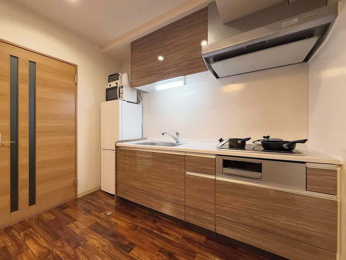 Refrigerador, microondas, parrilla de estufa y utensilios de cocina 