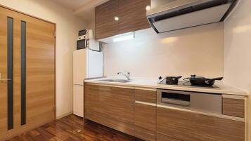 Refrigerador, microondas, parrilla de estufa y utensilios de cocina