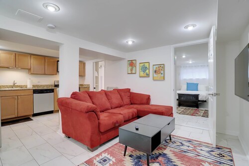 Sojourn Stylish Capitol Hill Garden-Level 1BD