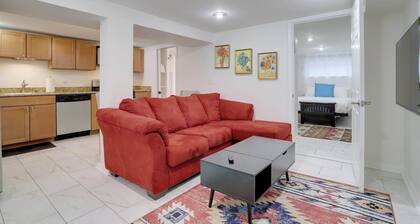 Sojourn Stylish Capitol Hill Garden-Level 1BD