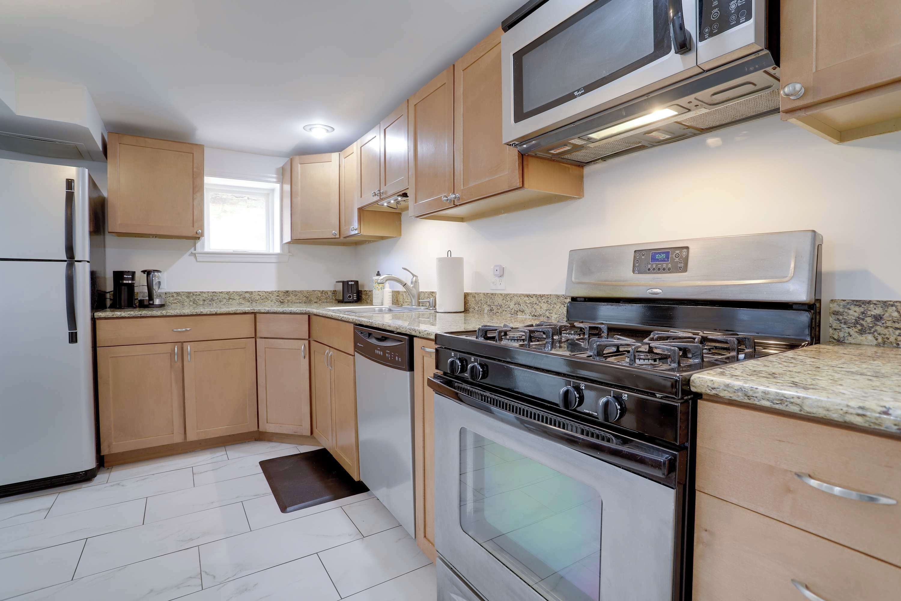 Coffee/tea maker, fridge, microwave, oven