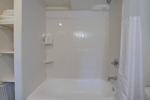 Dusche, Haartrockner, Handtücher