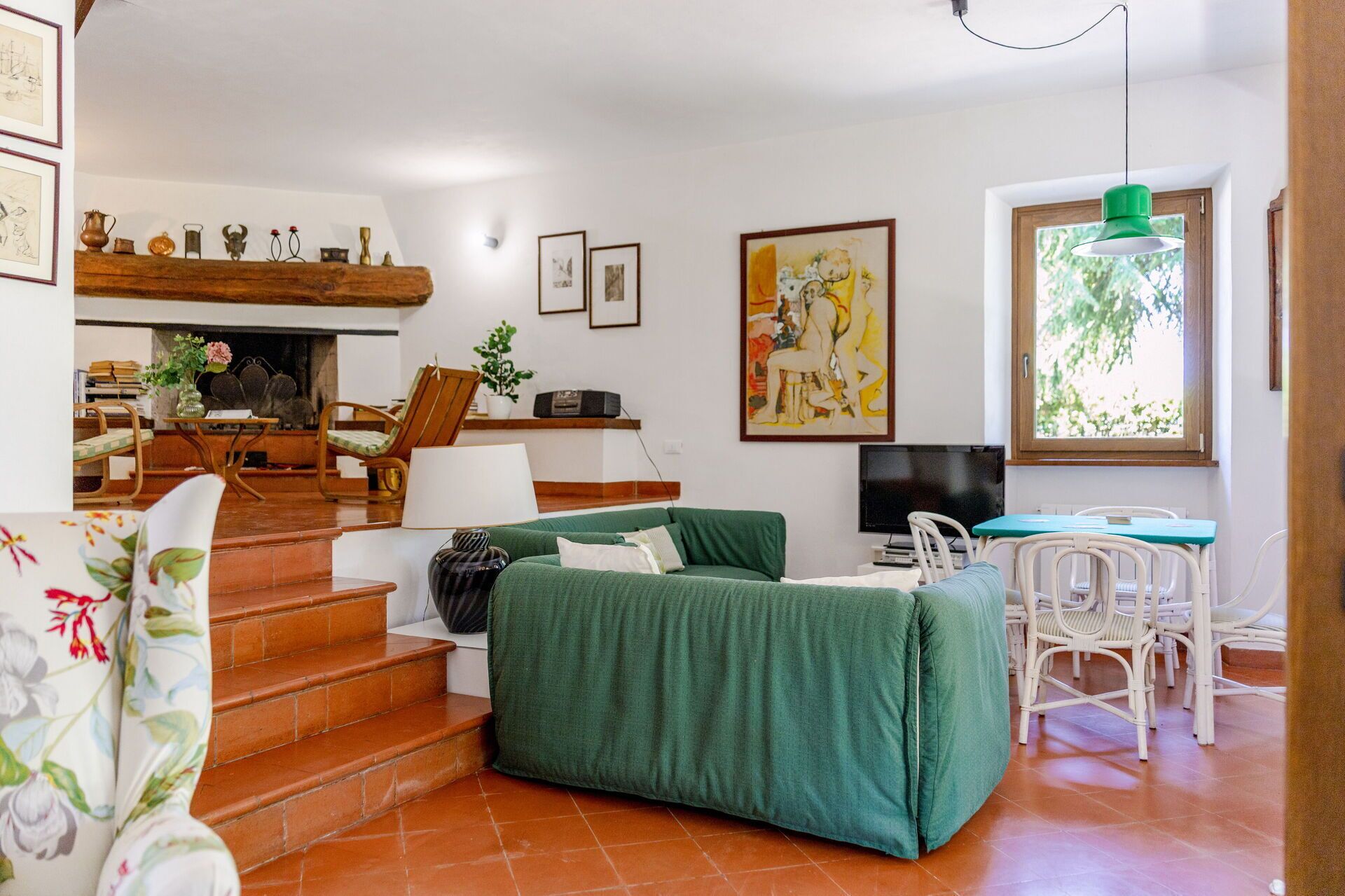 Televisión y chimenea 