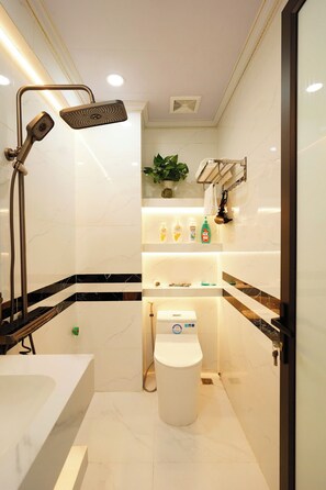 Deluxe Double Room, City View | Bathroom