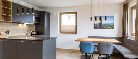 Fridge, microwave, dishwasher, cookware/dishes/utensils